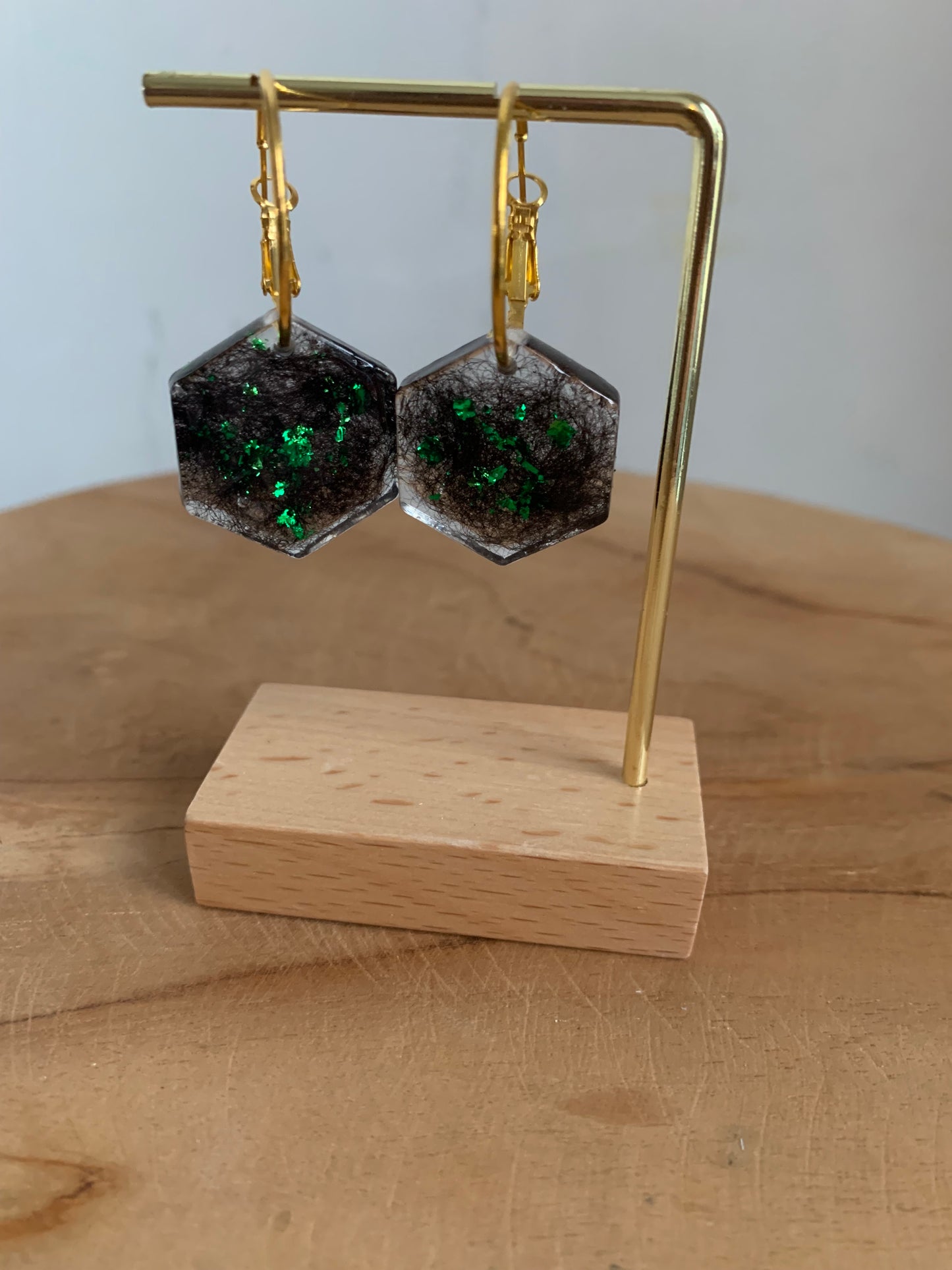 Oorbel zeshoek green flakes