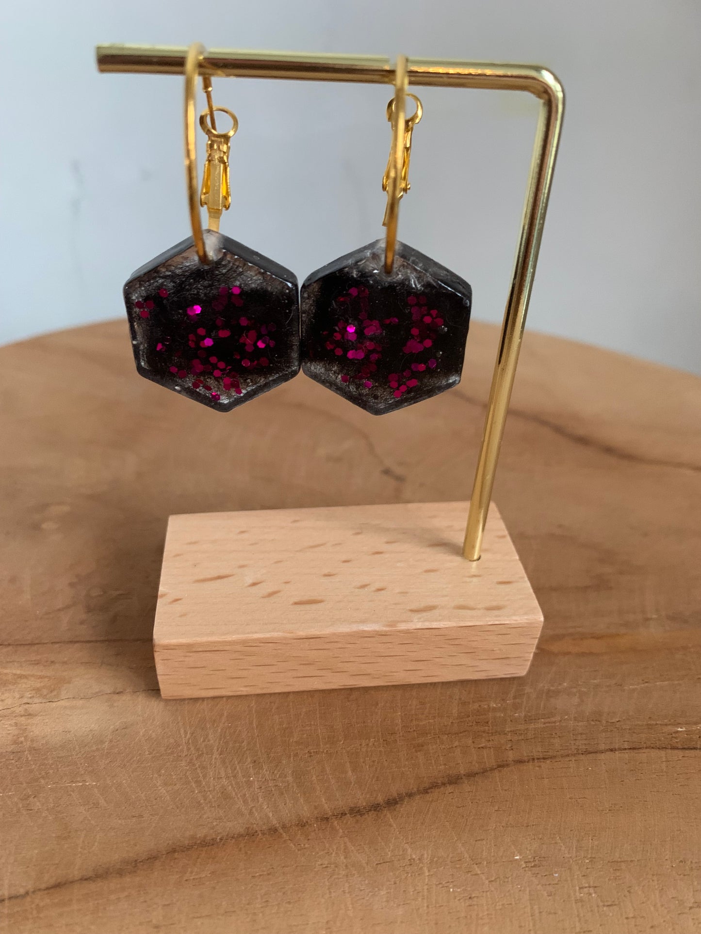 Oorbel zeshoek fushia flakes