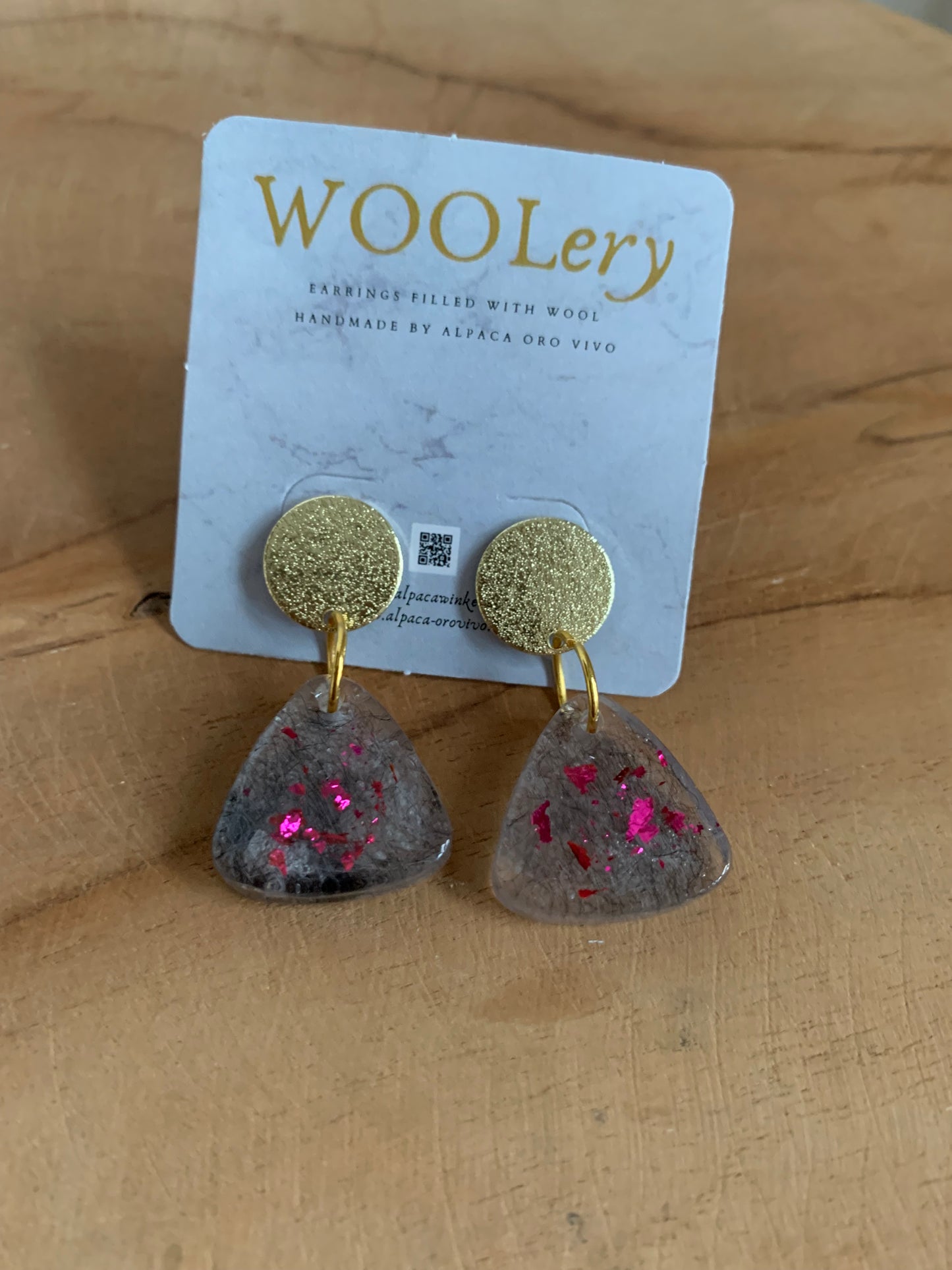 Oorbel driehoek fushia flakes