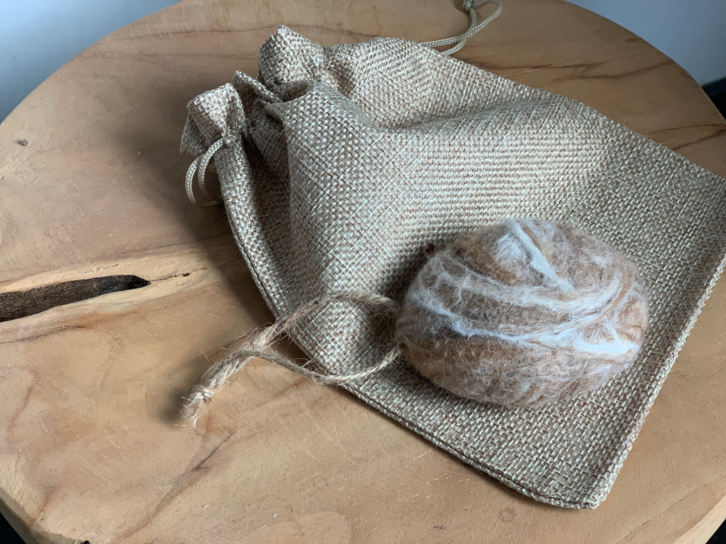 Wolzeep in jute zakje